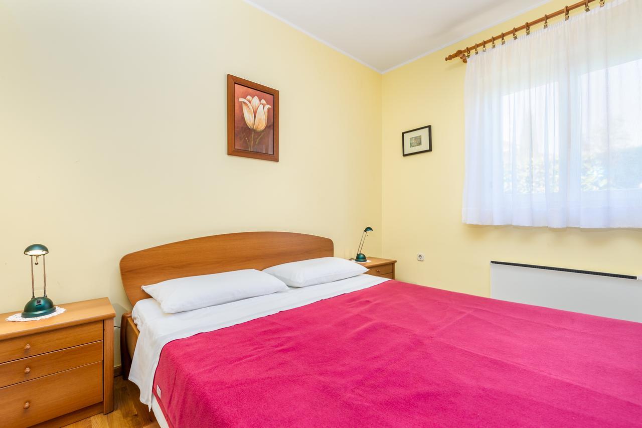 Rona Apartments Ani Ičići Esterno foto