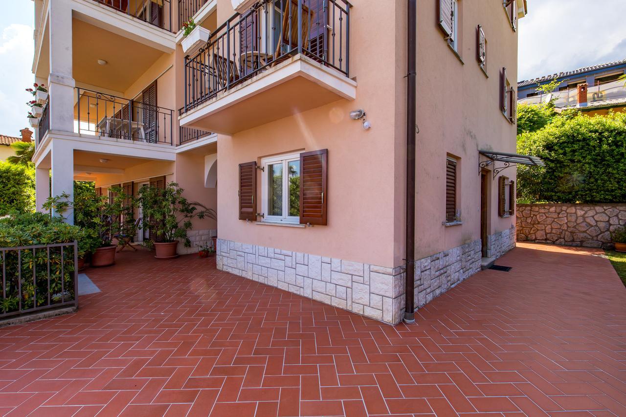 Rona Apartments Ani Ičići Esterno foto