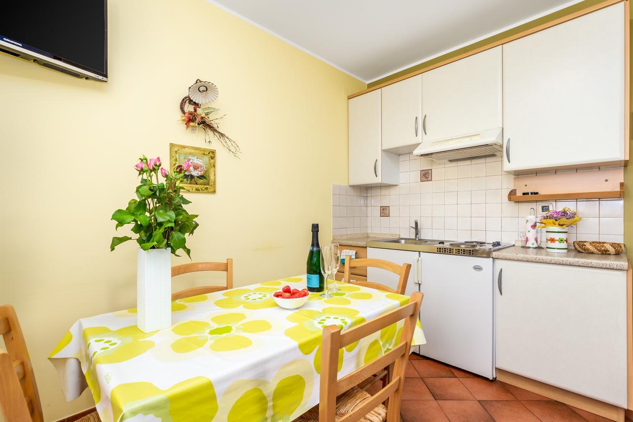 Rona Apartments Ani Ičići Esterno foto