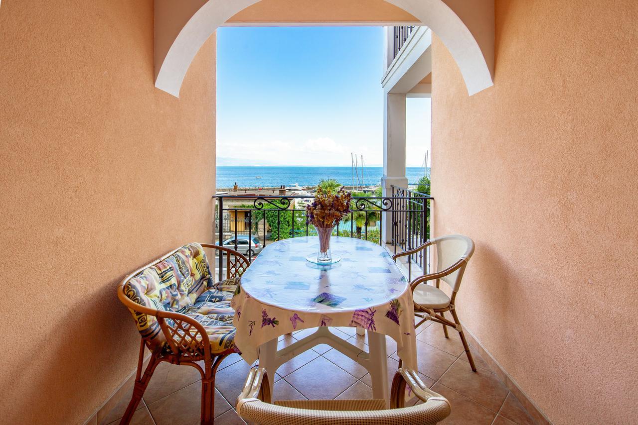 Rona Apartments Ani Ičići Esterno foto