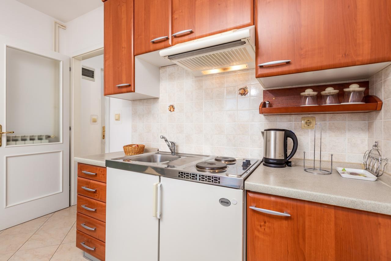Rona Apartments Ani Ičići Esterno foto